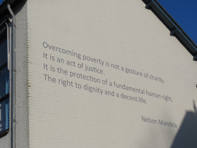 829164 Afbeelding van een tekst van Nelson Mandela (1918-2013), geschilderd op de zijgevel van de Emmaus ...
